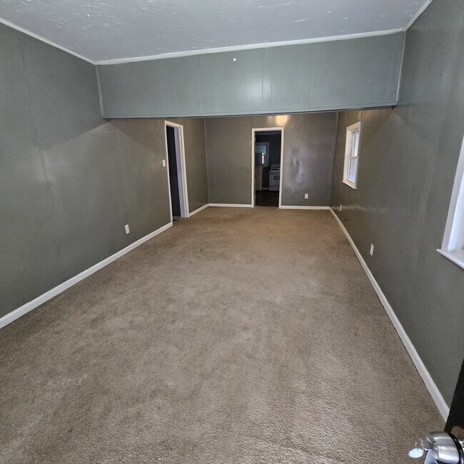 Building Photo - Great Craftsman style home with large private yard that's partially fenced.