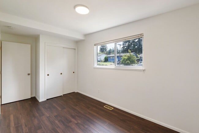 Building Photo - Spacious 5 Bedroom with Huge yard and 3 fireplaces