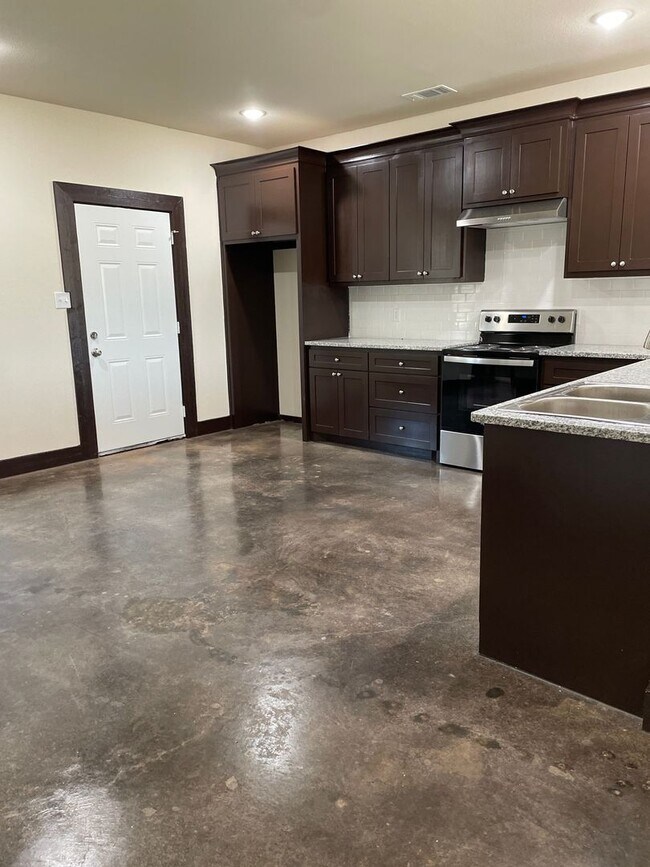 Building Photo - County Living in a Modern Home