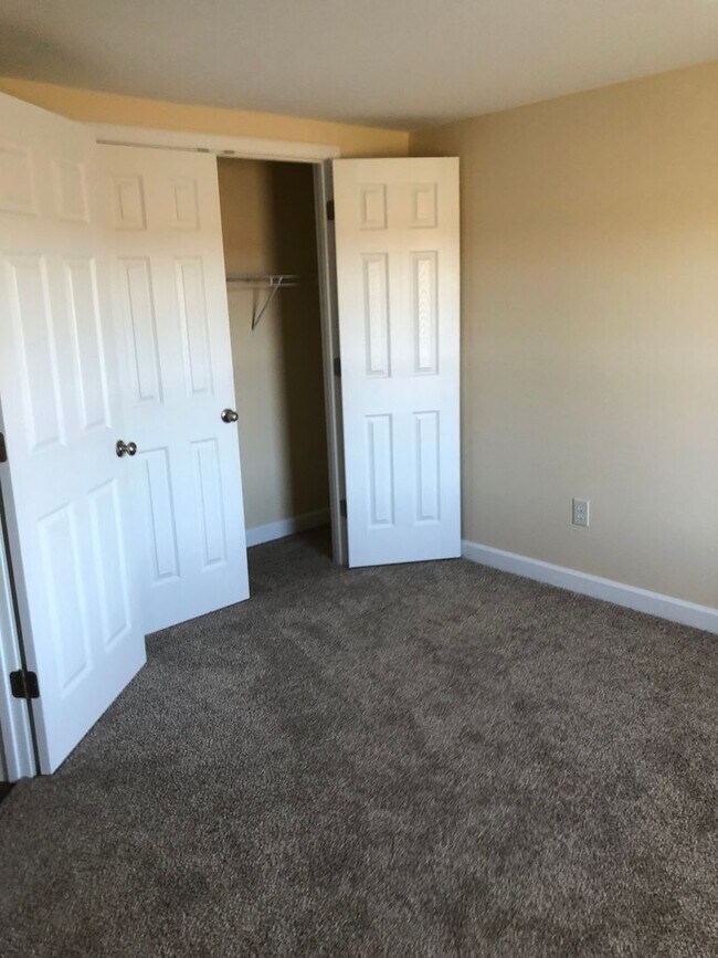 Building Photo - 2016 Iris Rd