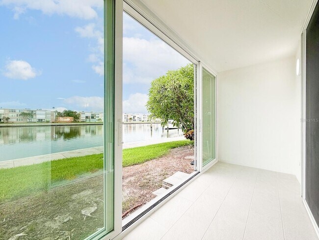 Building Photo - 7625 Sun Island Dr S