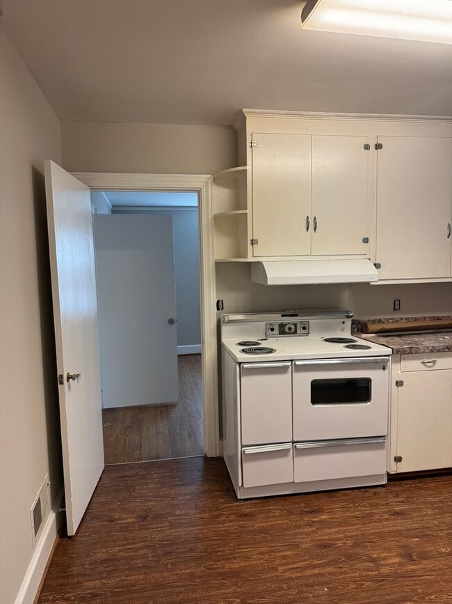 Building Photo - Great Price and location!