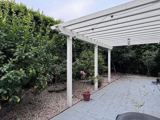 Building Photo - Charming 2-Story, 3 Bedroom, 2 1/2 Bathroom Ventura Home for Lease!