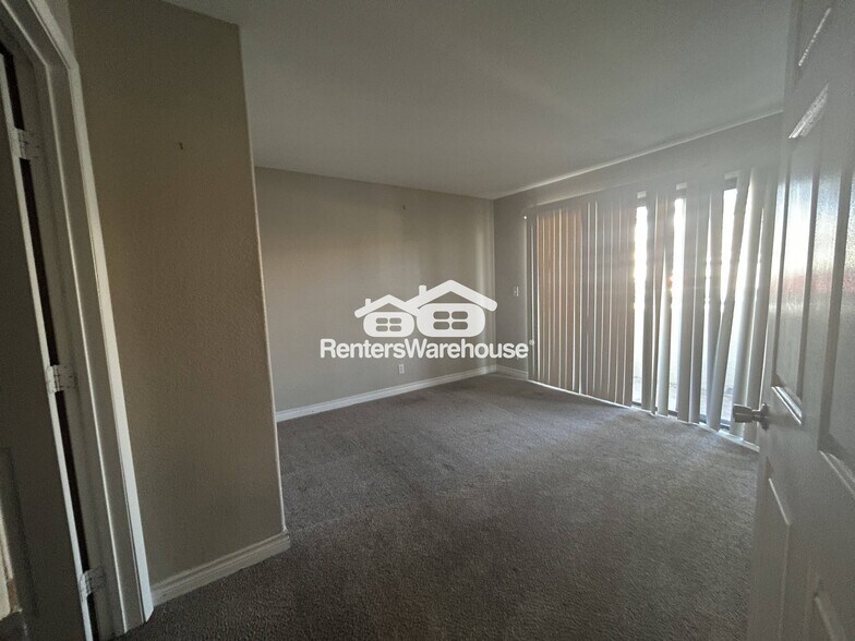 Building Photo - 970 N Sloan Ln