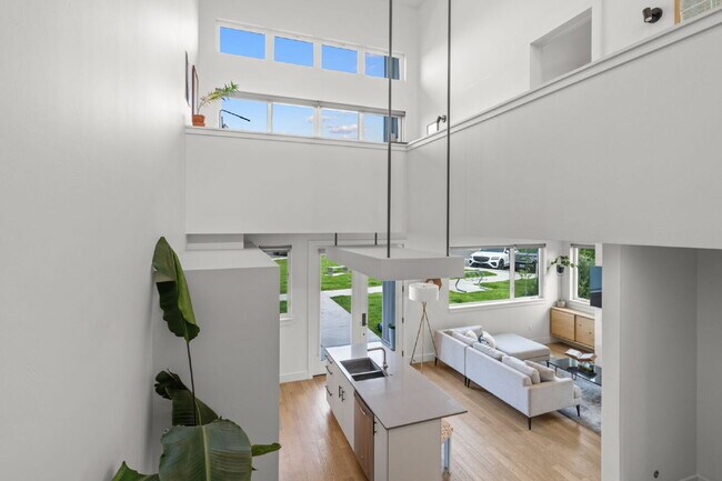 Building Photo - Modern Luxury in this end unit Blondie Condo