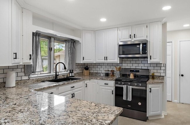 Building Photo - 1424 Vista Ln SW