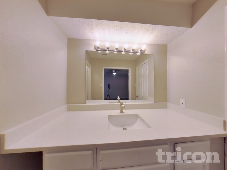 Building Photo - 725 Villa Ridge Dr