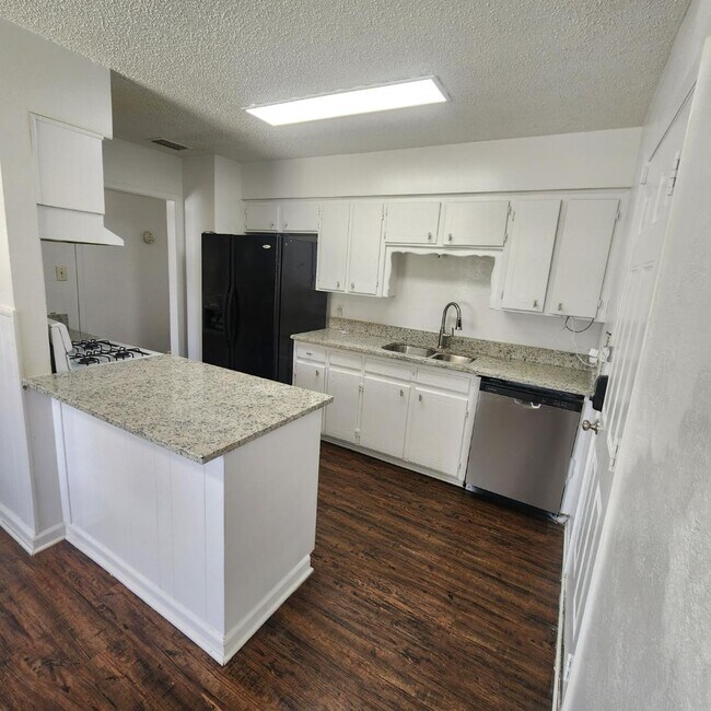 Building Photo - 2417 Lakeshore Dr