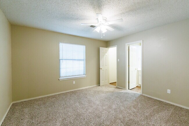 Building Photo - Welcome to this Spacious 2-Bedroom Home!