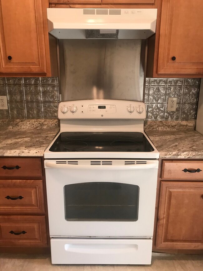 Oven - 723 Mercer Dr