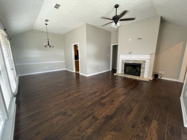 Building Photo - 1604 Queen Elizabeth Ct