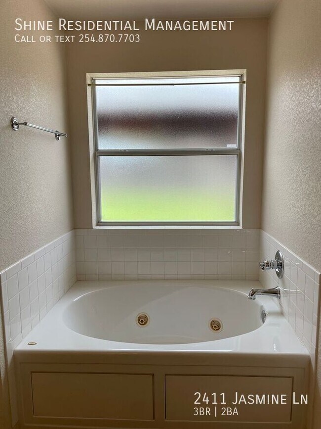 Building Photo - 2411 Jasmine Ln