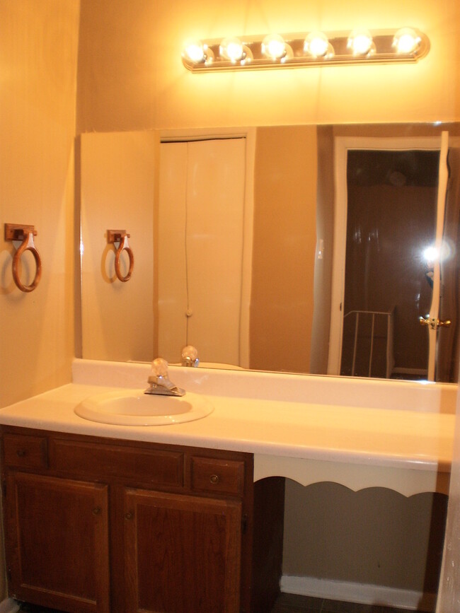 Building Photo - NICE--2 Bedroom 1.5 Bath Townhouse WEST of...