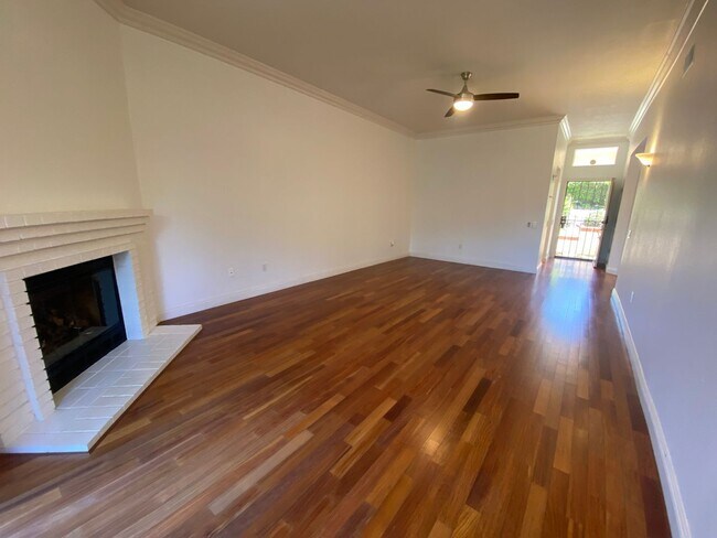 Building Photo - Spacious 3 bedroom, 2 bathroom Condo in Th...