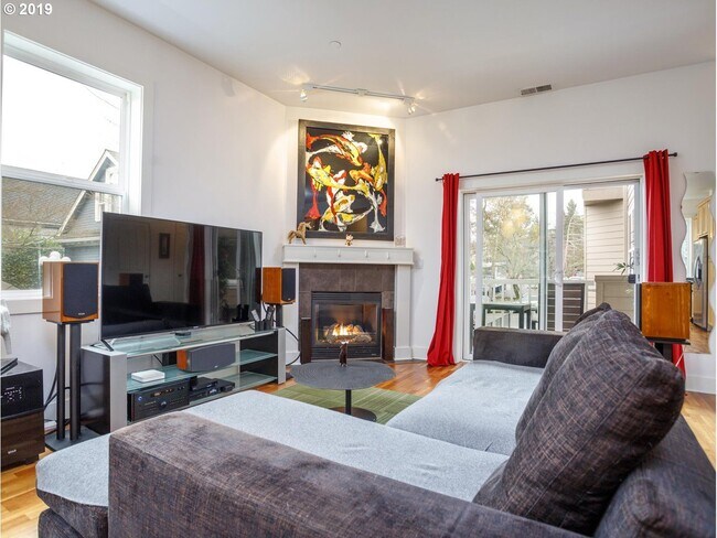 Building Photo - NorthWest/Nob Hill Condo 3Bd/2Ba ~ Washer/Dryer In Unit, Assigned Covered Parking,  Close to Shop...