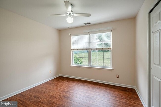 Building Photo - 129 Spur Ln
