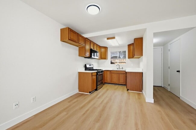 Building Photo - 5130 N River Rd