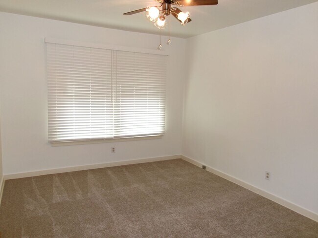 Building Photo - Beautiful 3 bedroom, 2 bath home w/4-car t...