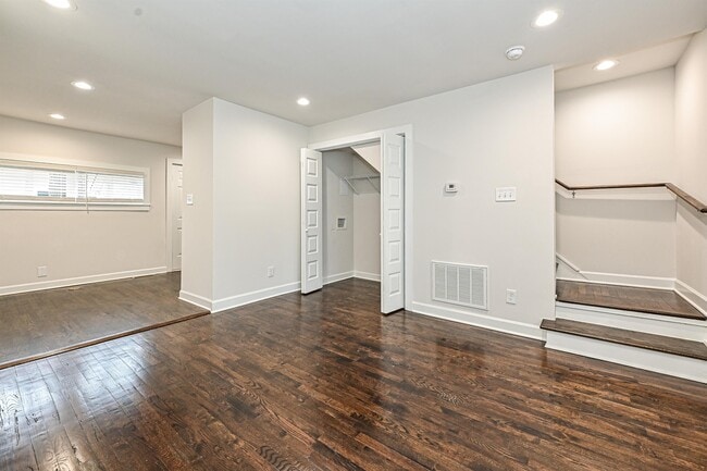 Building Photo - 215 S Gardner Ave