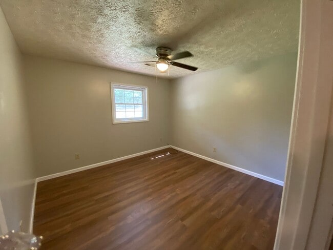 Building Photo - 131 Lake Dr