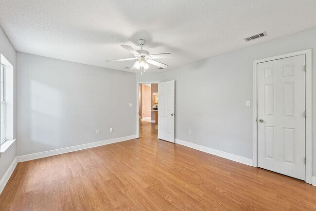 Building Photo - 5163 Jolene Cir