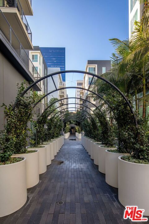 Building Photo - 1120 W 6th St