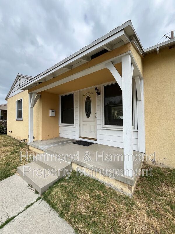 Building Photo - 18003 Saticoy St