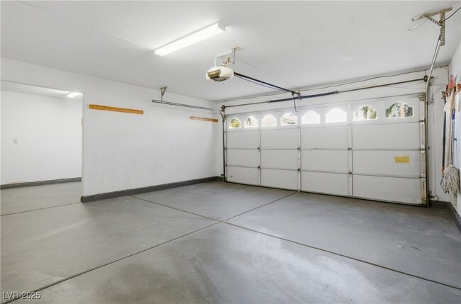 Building Photo - 2001 Madagascar Ln