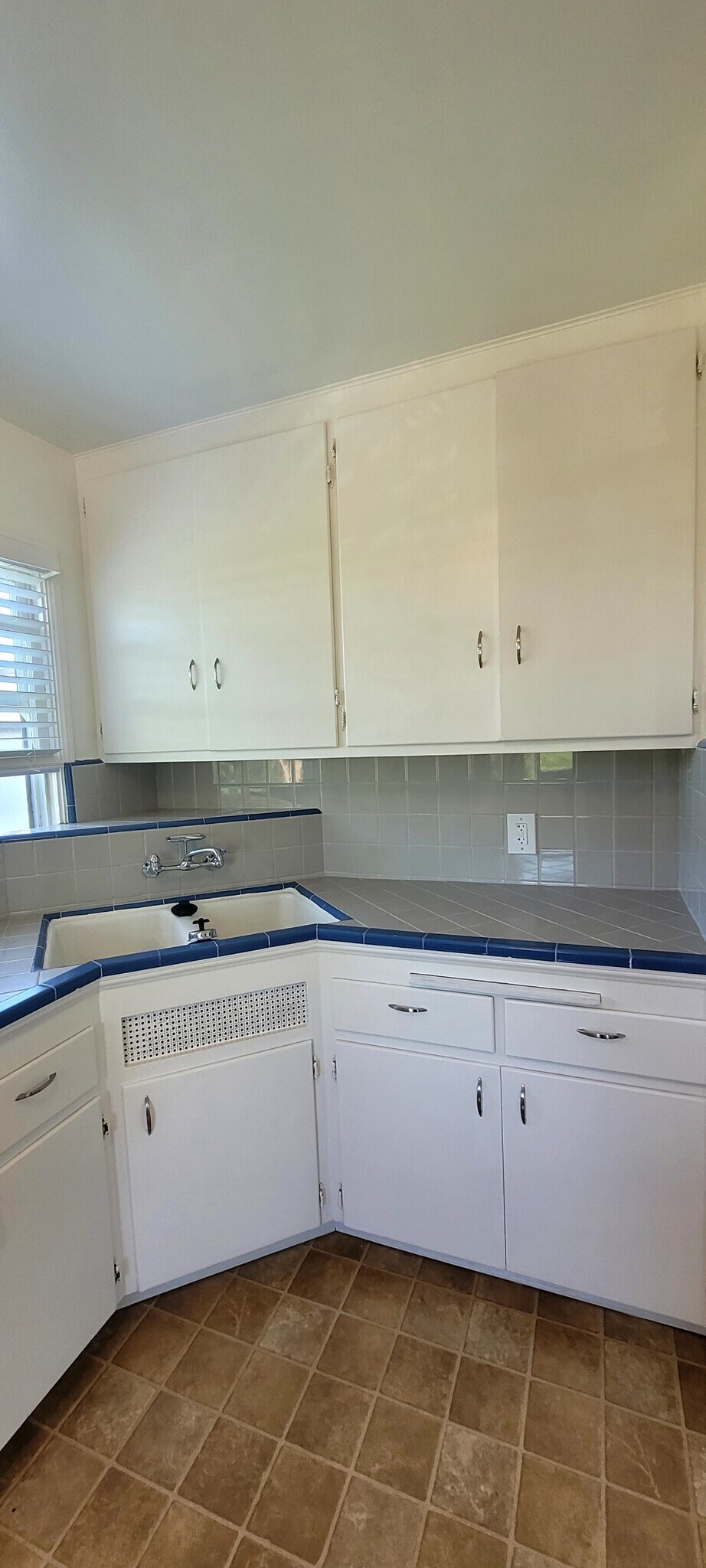 Building Photo - 4313 Mentone St