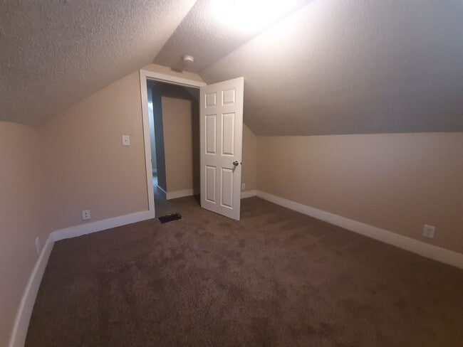 Building Photo - 3 Bedroom, 1 Bathroom home with new kitchen!