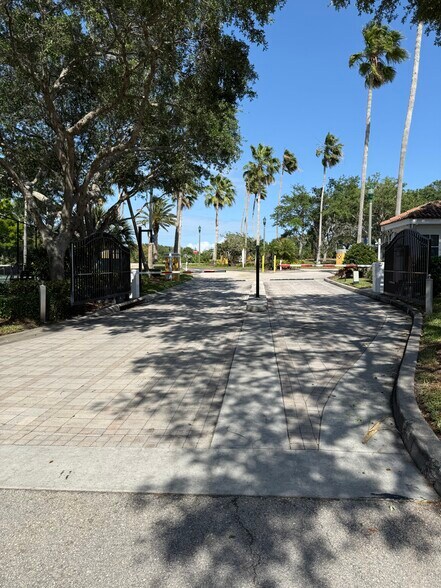 Building Photo - 5095 Fairways Cir