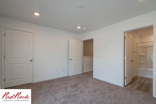 Building Photo - 3316 E Elkhorn Ln