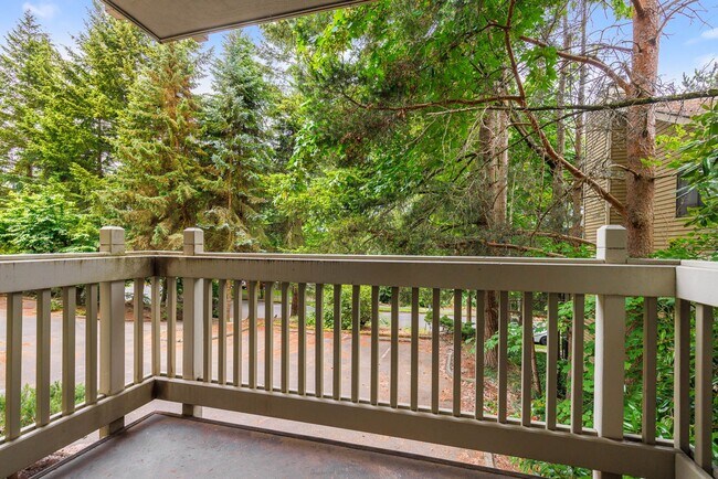 Building Photo - Beautifully Updated 2-Bedroom, 2-Bath Condo Near Downtown Kirkland