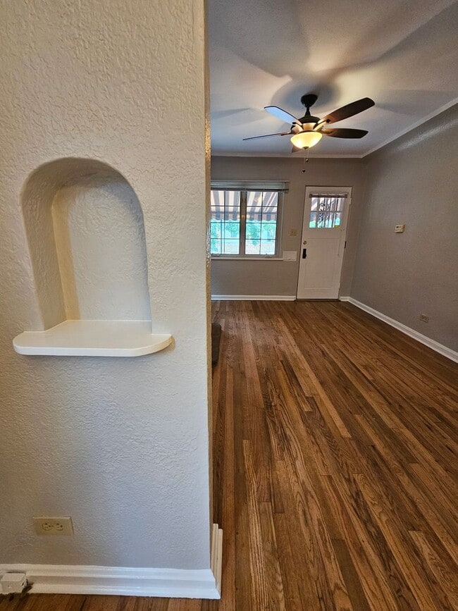 Building Photo - Alamo Placita Adorable 3 Bed 2 Bath Bungalow w/ CACH, Garage, Fenced Yard & More