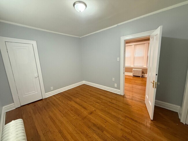 Building Photo - 2843 W Berteau Ave