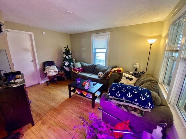 Building Photo - Remodeled Home near U of M! Must See 5BD/2BA Property!