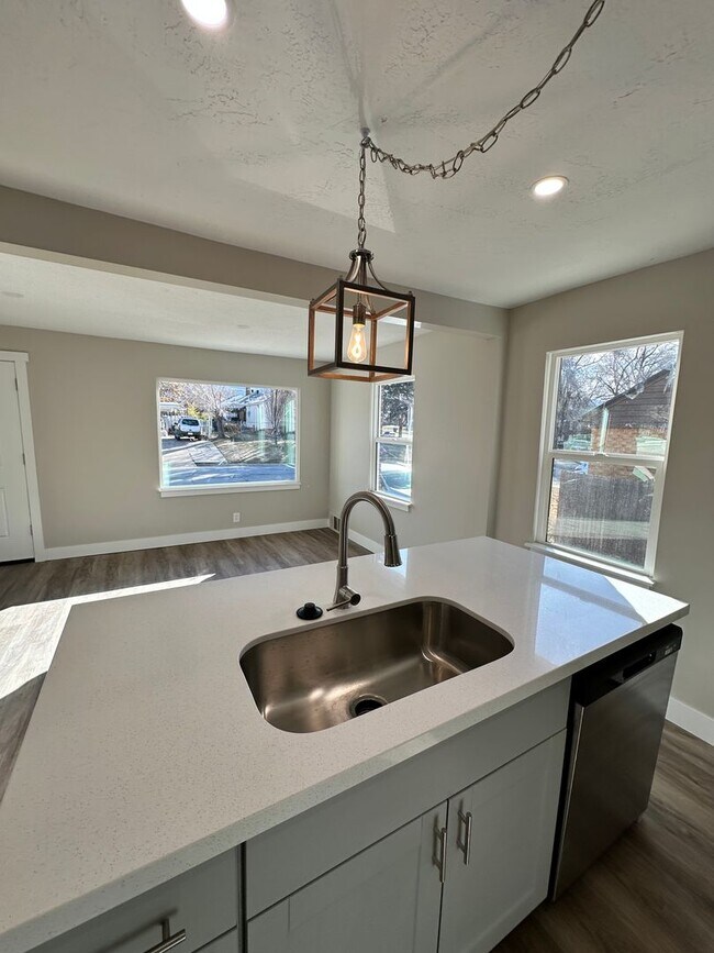 Building Photo - Darling remodeled 5 bedroom 2 bathroom home in the heart of Ogden