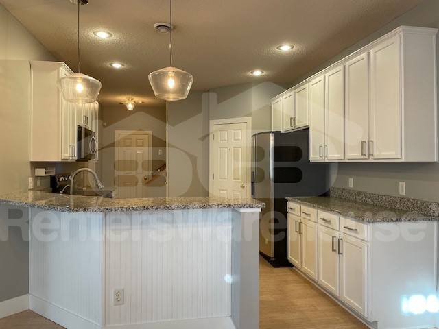 Building Photo - 11011 Oak Grv Cir