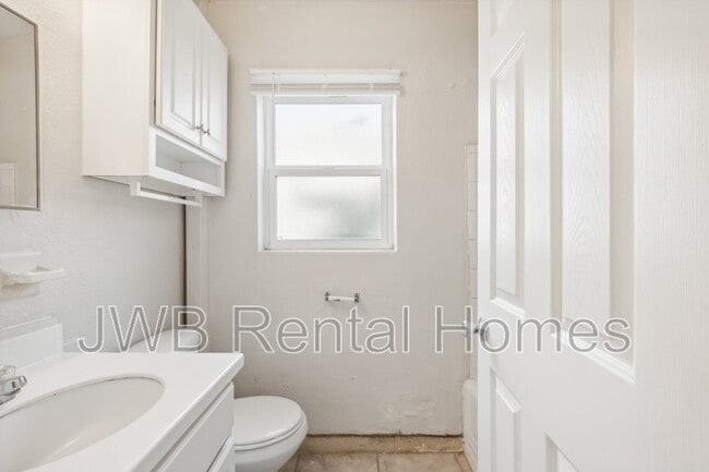 Building Photo - 226 16th Ave N