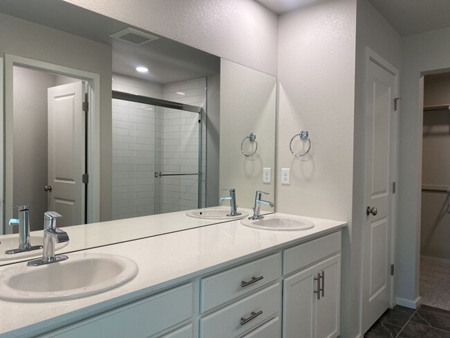 Building Photo - Beautiful 3 Bed/2.5 Bath Townhome with Att...