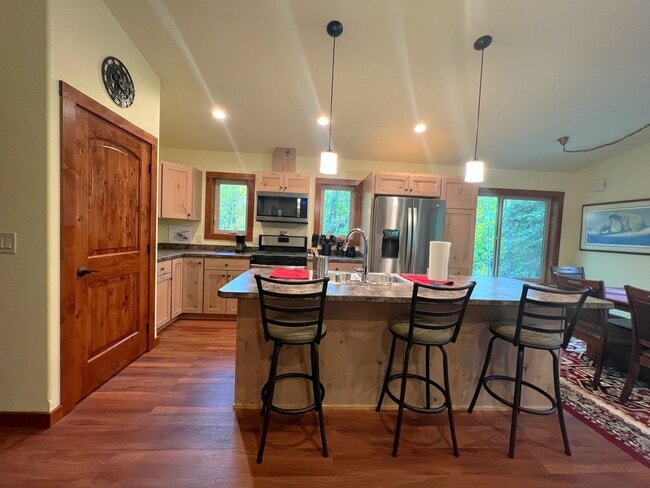 Building Photo - 38085 Rainbow Dr