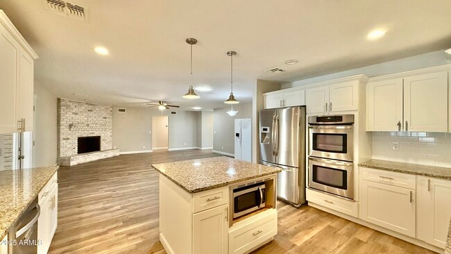 Building Photo - 2502 E Sahuaro Dr