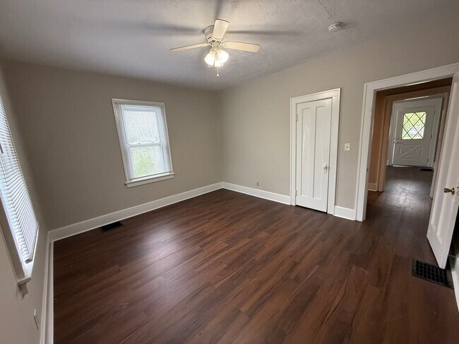 Building Photo - Beautifully Renovated 3 Bedroom/2 Bath - Half off First Month's Rent!