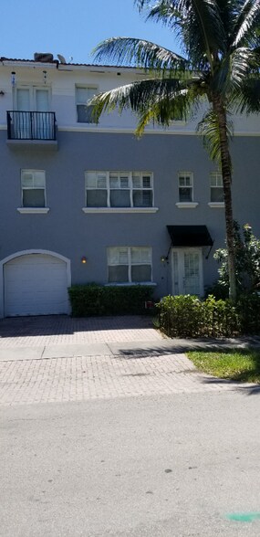 Building Photo - 1118 NE 18th Ct