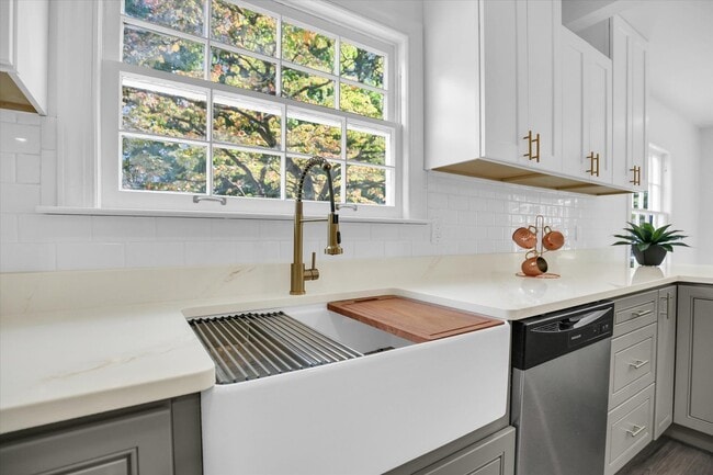 Building Photo - 1212 W Healey St