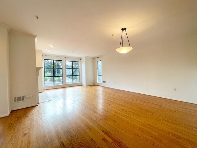 Building Photo - Twin Peaks: Remodeled Condo with Garage Pa...