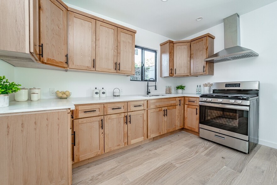 Building Photo - 3015 Hillcrest Dr