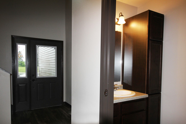 Building Photo - River Pointe Townhomes