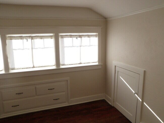 Building Photo - 5046 NE Mallory Ave