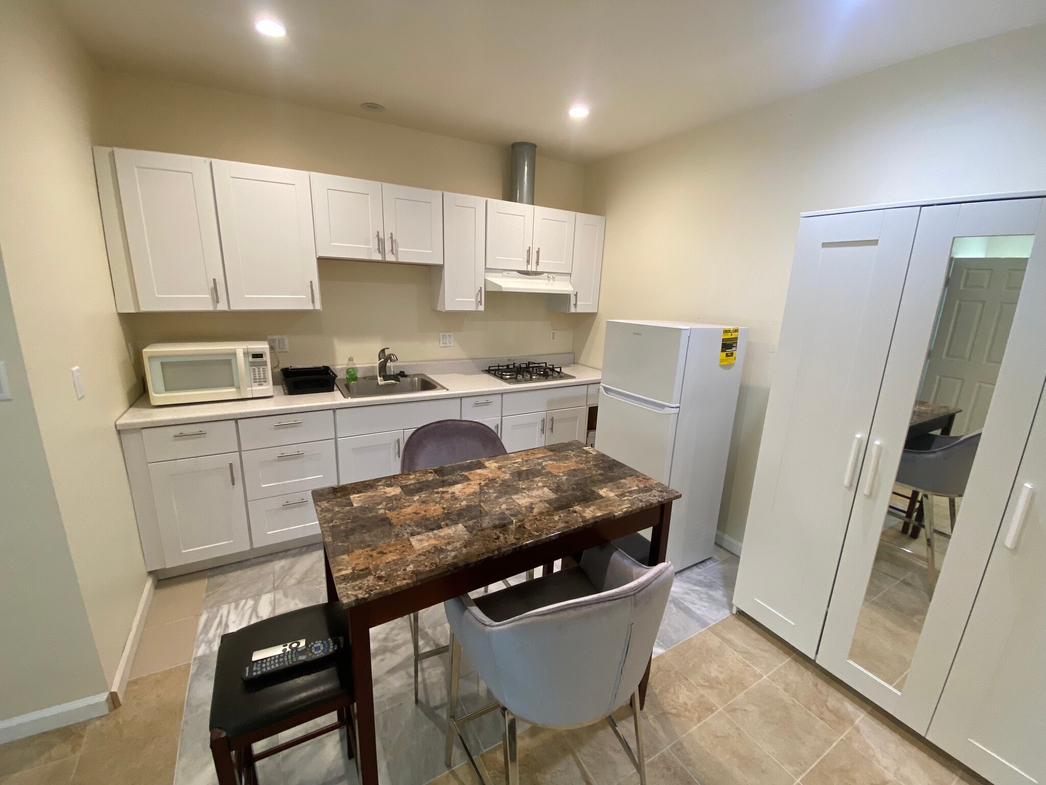 Building Photo - 6451 Bothwell Rd